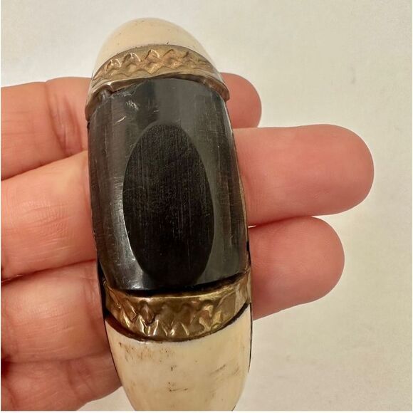 Bone black and brass bangle bracelet - Picture 3 of 8